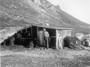 Wilhelm Matheson utenfor hytta på Gnålodden, 1936.