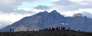 Turister betrakter de storslåtte foldingene i Sylfjellet vest for Bohemanflya