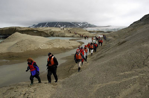 Turister vandrer i grusavsetningene på Uvêrsøyra