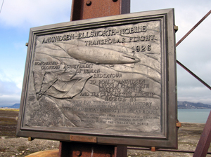 Minneplakett satt opp på luftskipsmasta for å markere den vellykkede kryssingen av Nordpolen i 1926 med luftskipet «Norge»