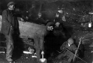 Gruvearbeidere inne ved stuffen i en av gruvene i Ny-Ålesund, 1918