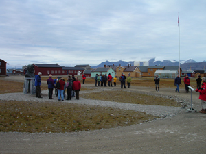 Tourists at the bust of Roald Amundsen in Ny-Ålesund