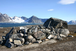 En steinhaug som dekker levningene etter nederlendske hvalfangere, og restene etter deres graver