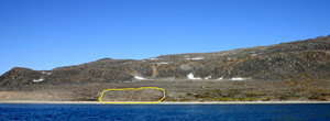 Oversikt fra sjøen mor gravfeltet på Ytre Norskøya