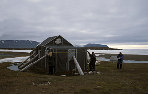 Fangsthytta på Andréetangen på Edgeøy oppført av Henry Rudi (Isbjørnkongen). Negerfjellet bak.