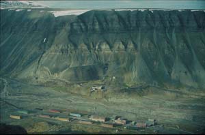 De nederste tertiære lagene ved Longyearbyen, med inngangen til en nedlagt kullgruve
